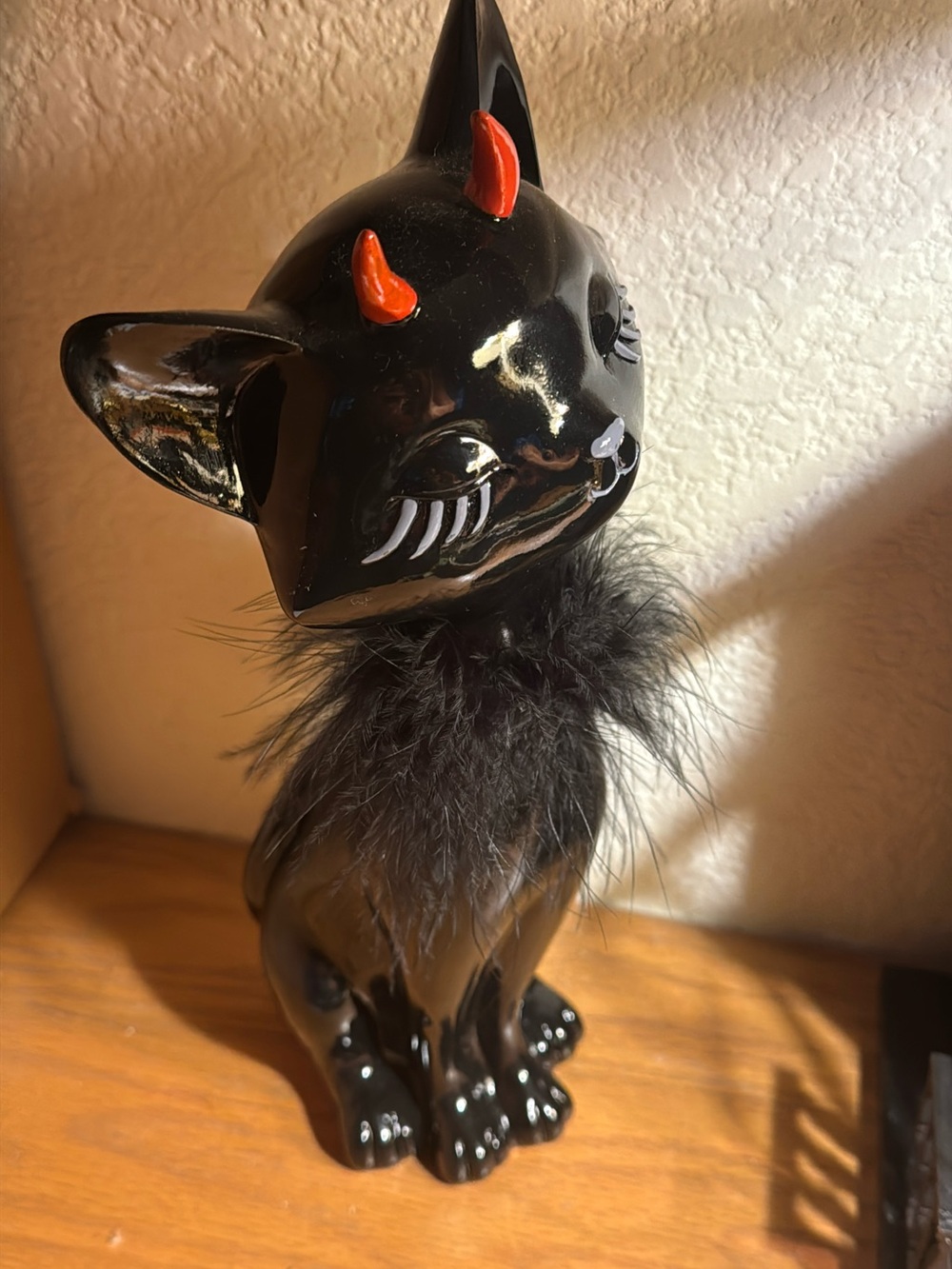 Black Decorative Cat Figurine with Red Horns - Fashionable Pet Décor
